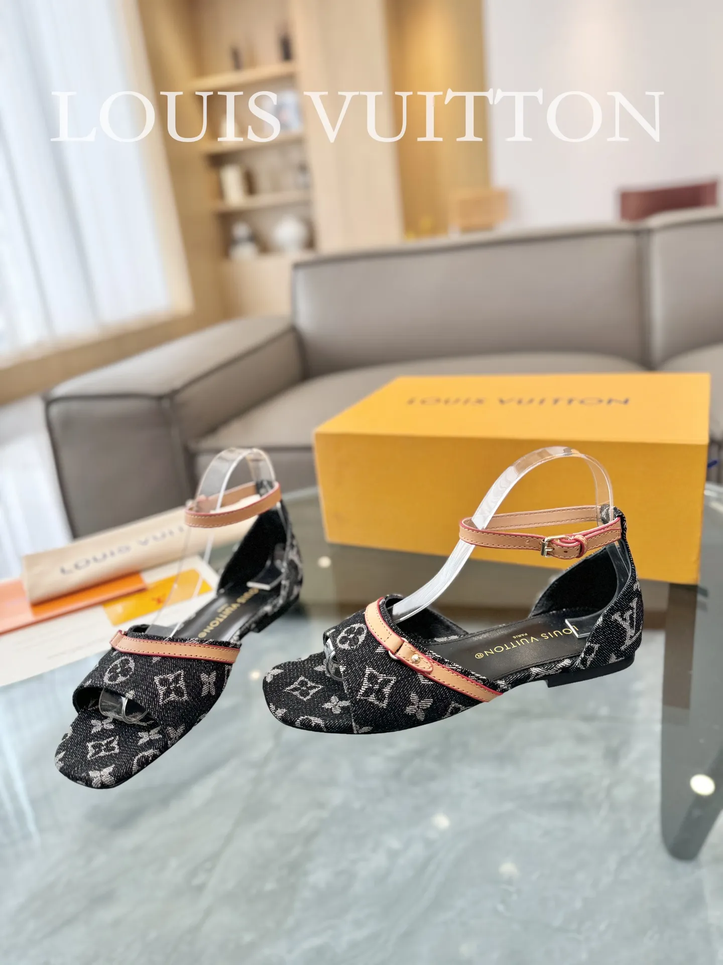 👟👟Ex-factory price 620👟👟 👟👟The top version of LV Lujia 24/denim jeans are so beautiful. I rarely make Lv family items, but I really can’t refuse this pair of kittens! I purchased the original version and developed it with care. The heels are custom molded. The brown leather with presbyopic denim is so brilliant! The perfect kitten heel, which is just right, is high-end, classic, sexy and comfortable. It is a must-have item that can give you full marks as a summer shoe! Sandals 5cm and 9cm/hollow sandals/ballet shoes 🔜3 items ✅Upper: Denim denim ✅Inner: original customized cowhide ✅Outsole: Italian genuine leather outsole ✅Number of yards: 35-41 (40.41 customization is not returnable) ✅Packaging: full set of exquisite packaging